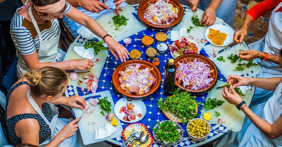 Comment manger comme un local pour un voyage authentique à Tanger ?