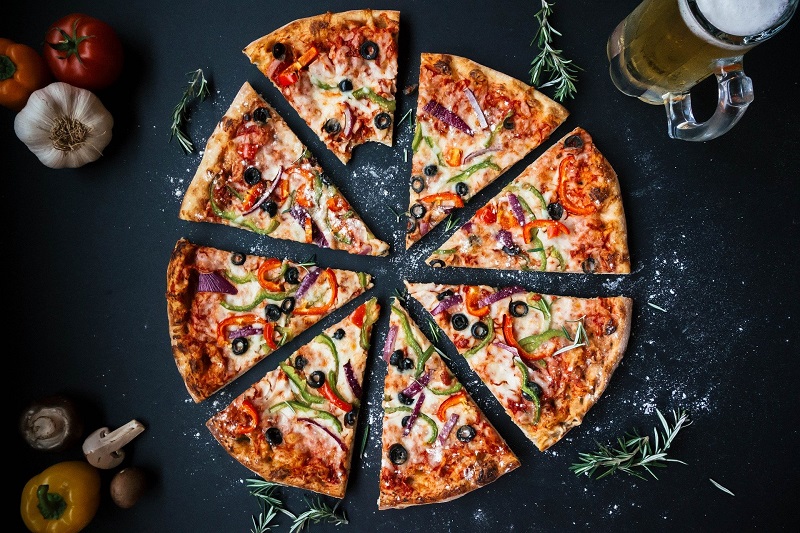 Organiser une soirée entre amis : 5 raisons pour commander des pizzas